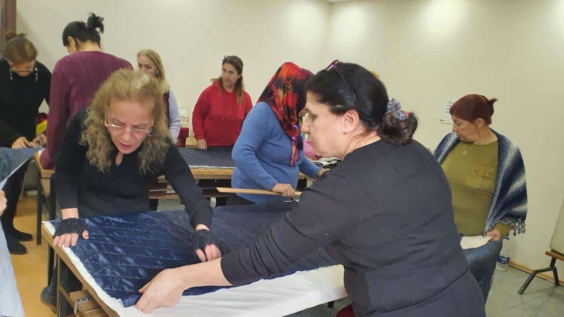 Kozlu Halk Eğitimi Merkezi deprem bölgesi için uyku tulumu ve panço yelek dikiyor.